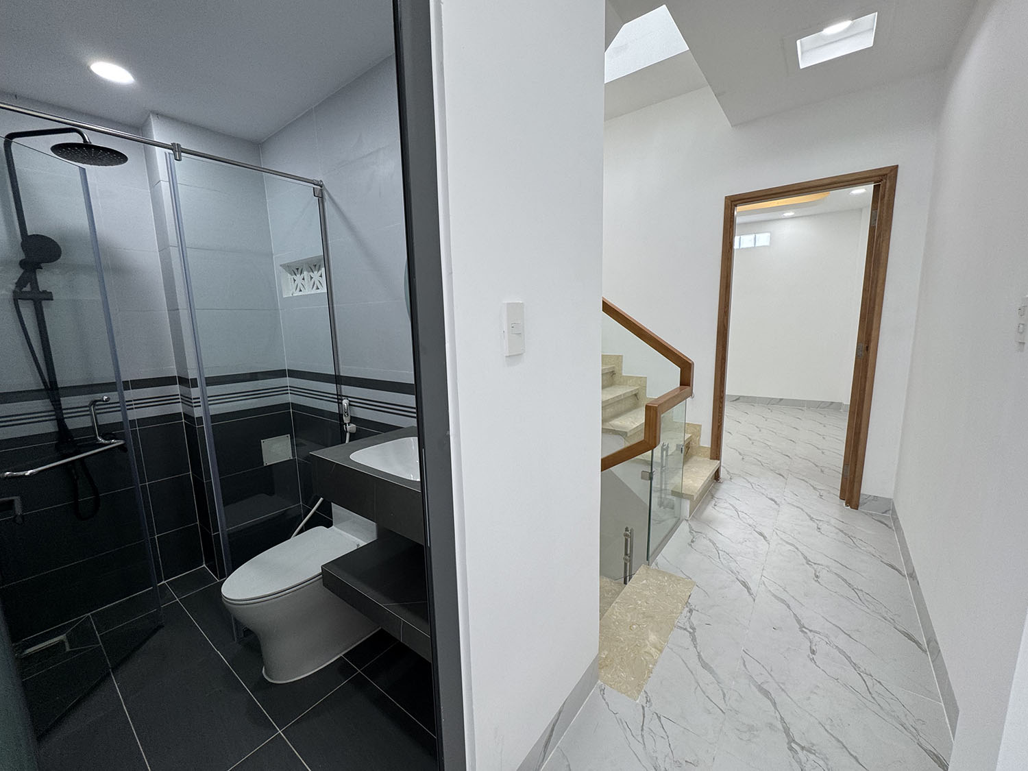 Nhà phố 3 lầu, mới 100% xe hơi đổ cách nhà 10m khu VIP Nguyễn Văn Đậu - Gần Phan Đăng Lưu